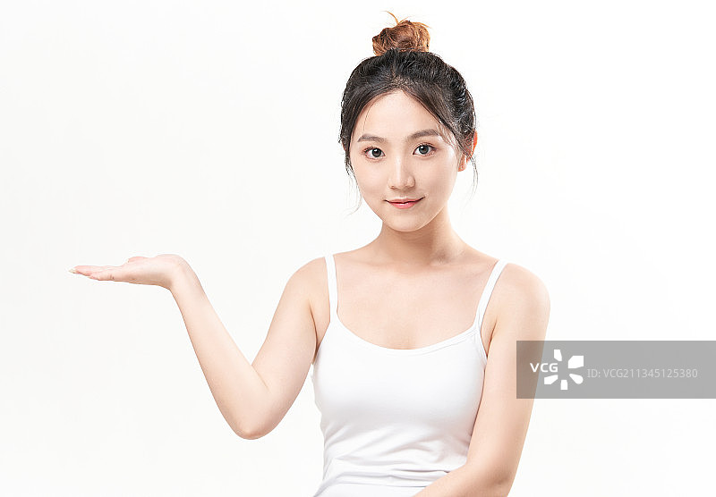 穿白色吊带的亚洲美女图片素材