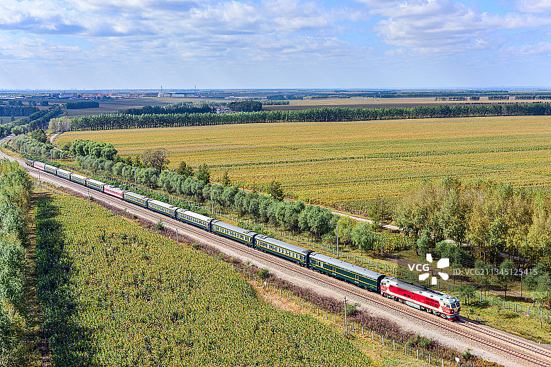 哈尔滨-佳木斯K7131次行驶在绥佳线东津附近图片素材