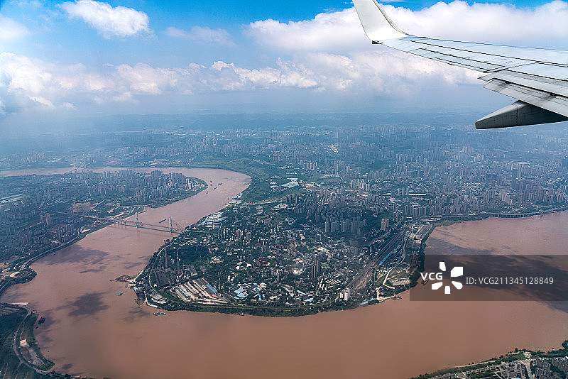 飞机视角重庆城市天际线图片素材