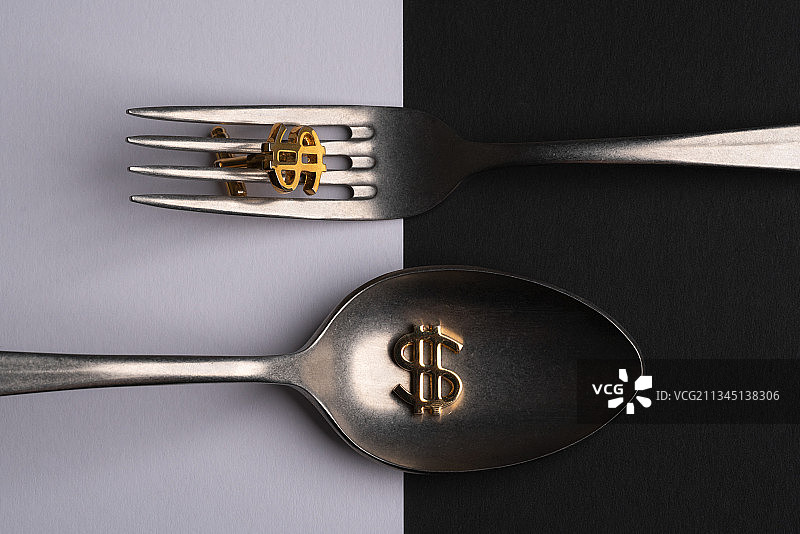不锈钢餐具勺子叉子和货币图片素材