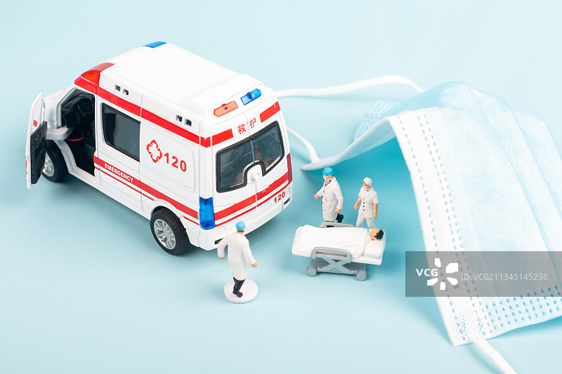 微缩景观医生护士开着救护车在口罩下救助病人图片素材
