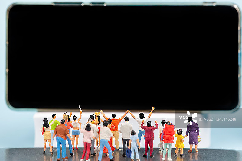 微缩景观人群在观看手机屏幕素材，发布会，电影图片素材