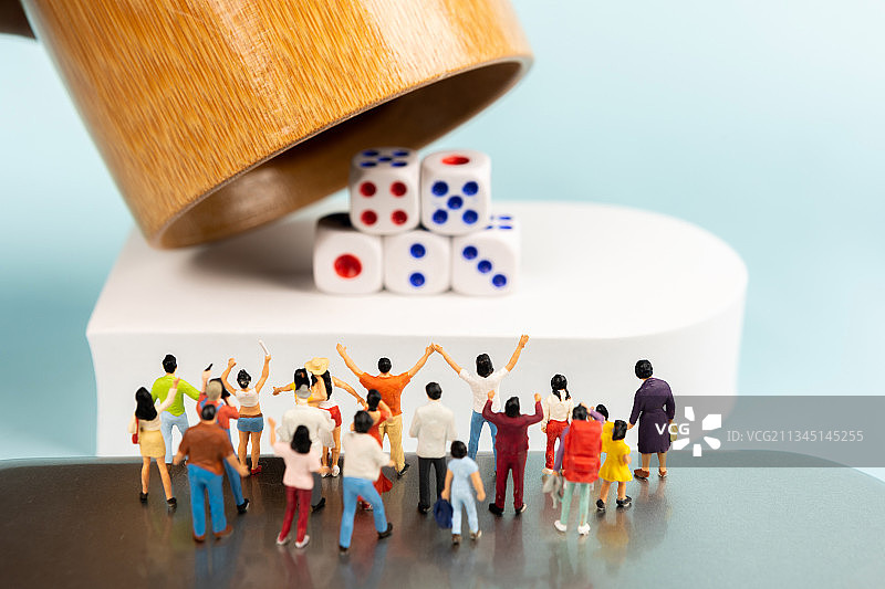 微缩景观人群在进行有奖竞猜有奖问答彩票图片素材