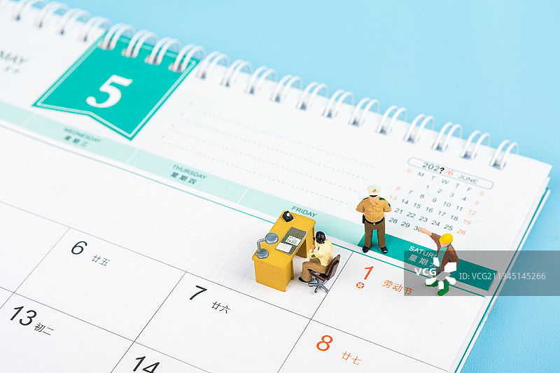 微缩景观日历上五一劳动节工作的人图片素材