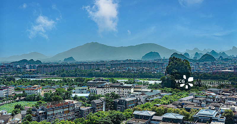 独秀峰顶看桂林城图片素材
