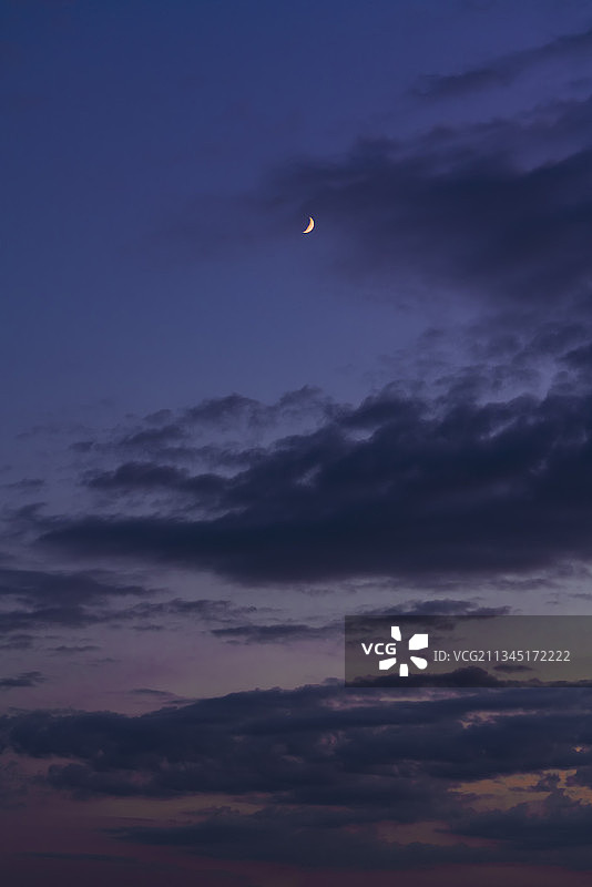 蓝调时刻的新月图片素材