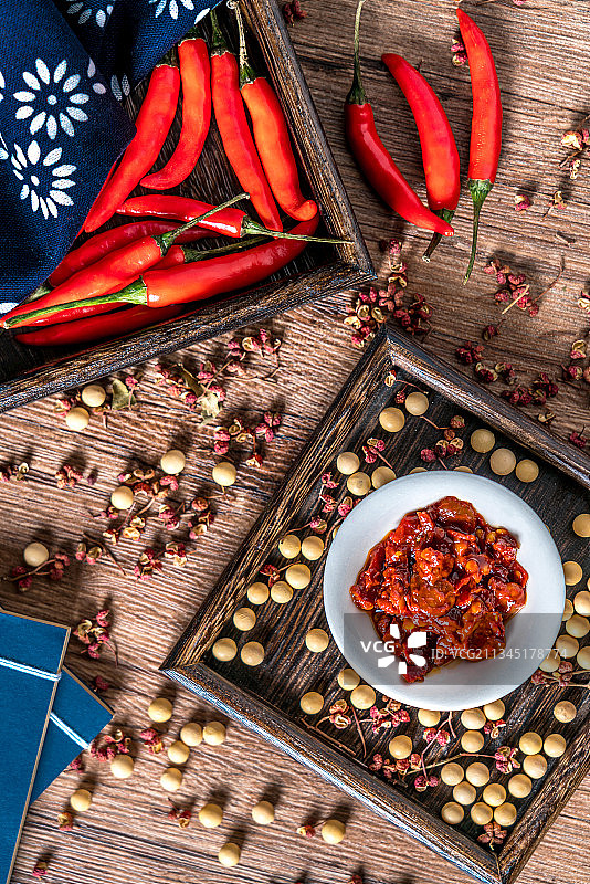 一碟郫县豆瓣酱和辣椒、花椒、大豆图片素材