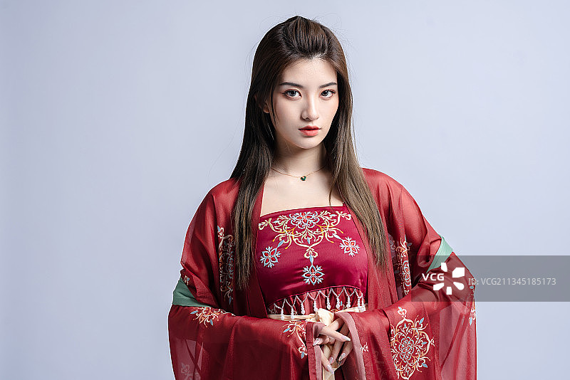 白色背景里的亚洲古装美女图片素材