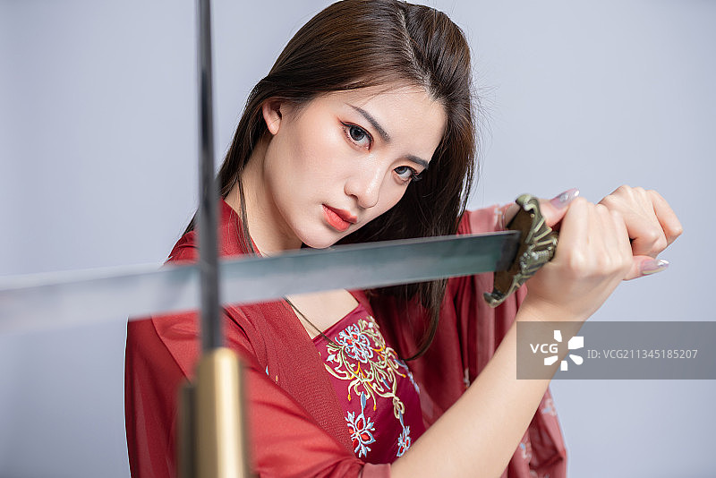 白色背景里的亚洲古装美女图片素材