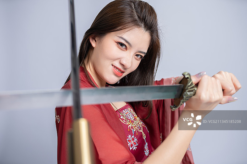 白色背景里的亚洲古装美女图片素材