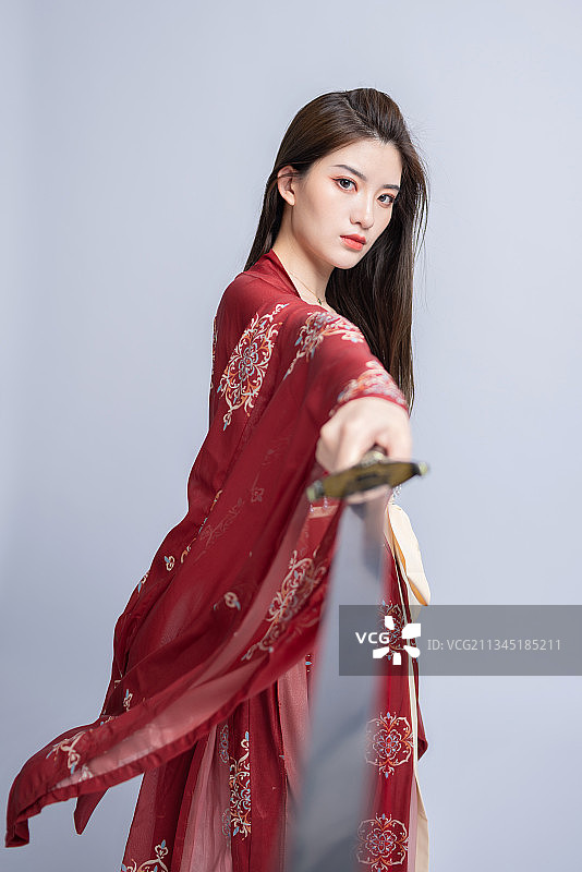 白色背景里的亚洲古装美女图片素材