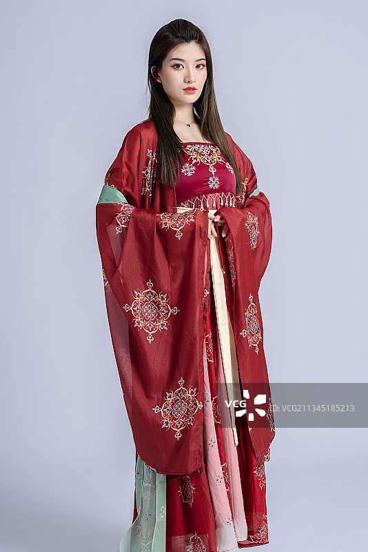 白色背景里的亚洲古装美女图片素材