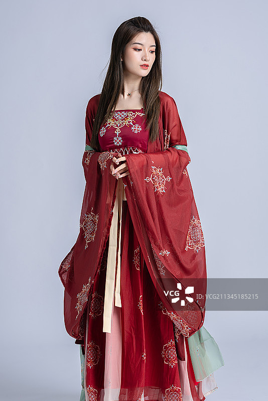 白色背景里的亚洲古装美女图片素材