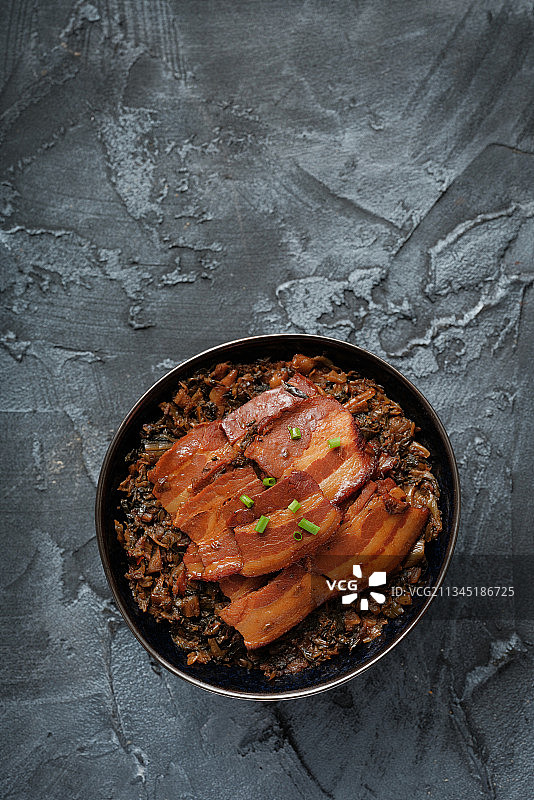 一碗好吃多汁的梅菜扣肉图片素材