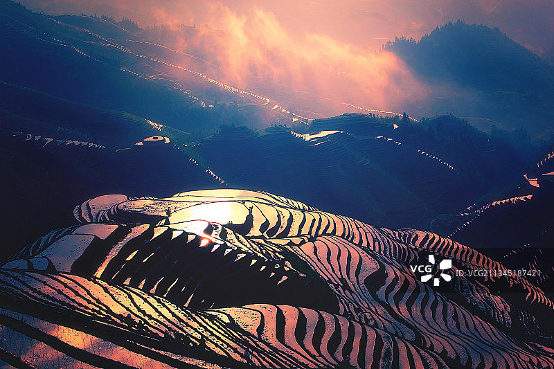 梯田、雾气、龙胜梯田、龙脊梯田、魔幻、桂林、春图片素材