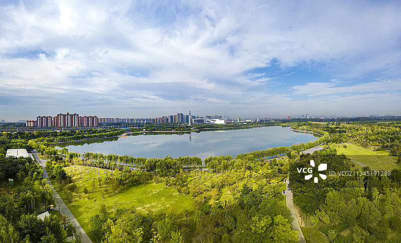 河南省郑州：郑州新区象湖风景区夏天户外风光航拍图片素材