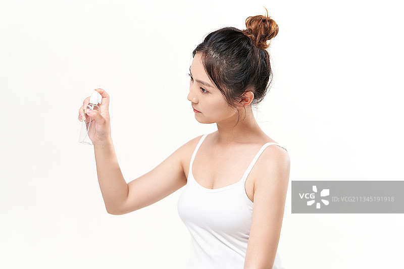 手拿喷壶的亚洲美女图片素材
