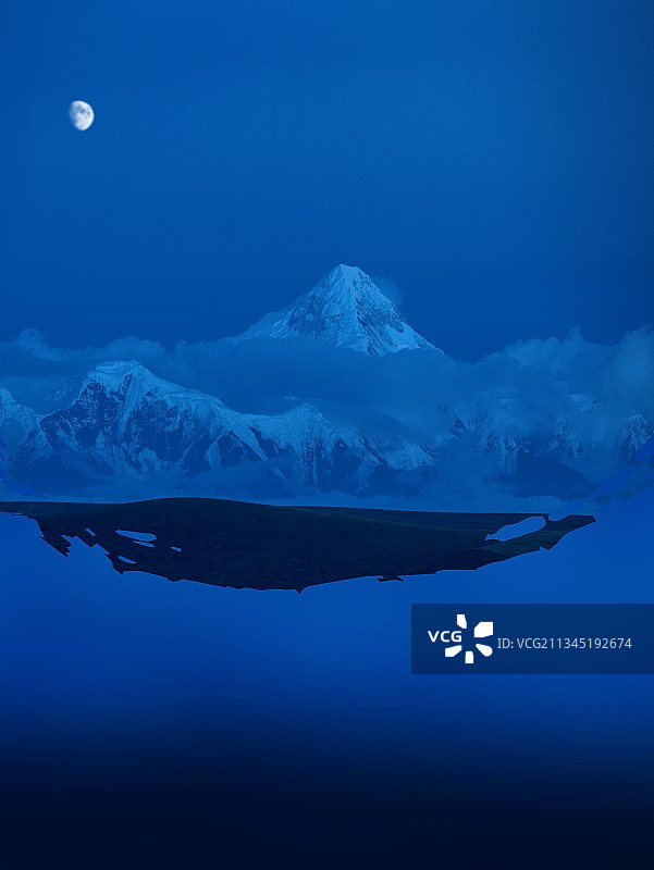 2021年8月的一天，当千辛万苦到达新都桥黑石城，月色贡嘎图片素材