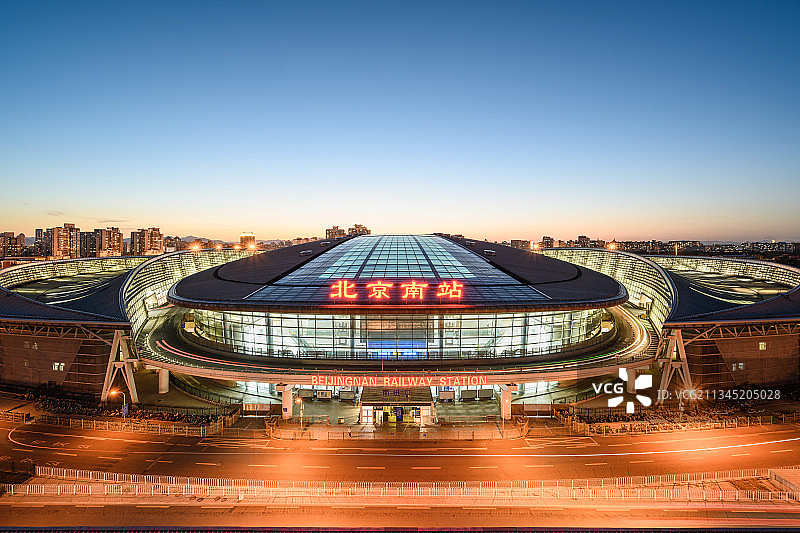 傍晚时分的北京南站高铁站图片素材
