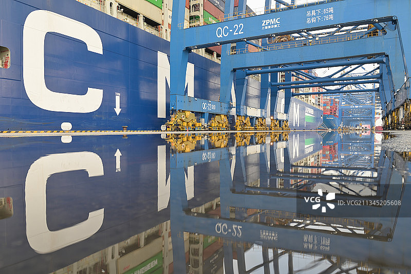 船、桥吊、对称之美图片素材