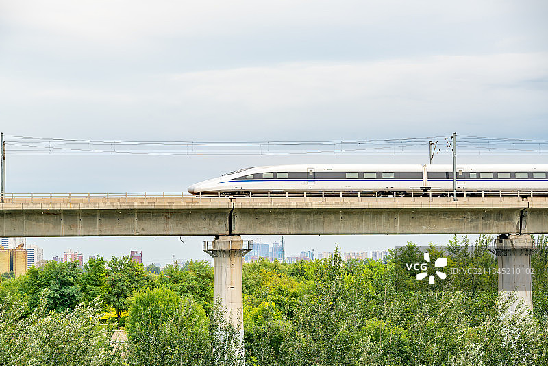 高架桥高速行驶高铁列车图片素材
