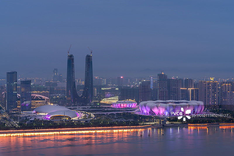 杭州奥体中心和杭州之门夜景图片素材
