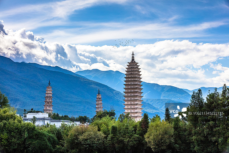 蓝天白云中的云南大理崇圣寺三塔图片素材