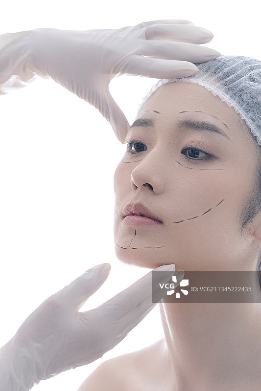 做整形手术的青年女人图片素材