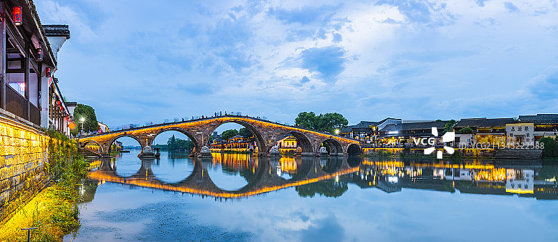 塘栖古镇夜景  京杭大运河夜景 杭州临平塘栖镇广济桥夜景图片素材