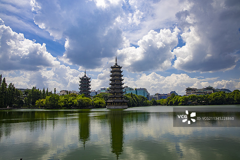桂林市两江四湖景区中的日月双塔图片素材