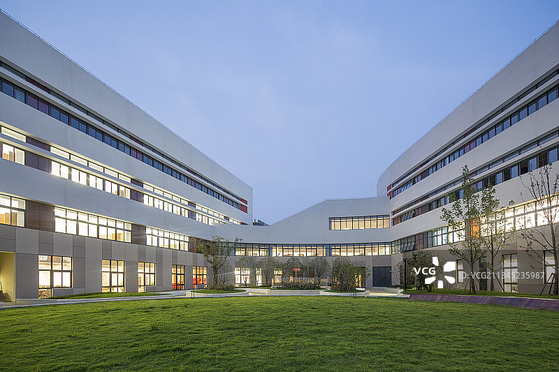 学校，教育，教学楼 ，草坪图片素材