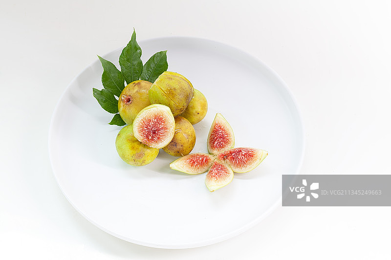 装在餐盘里的无花果图片素材
