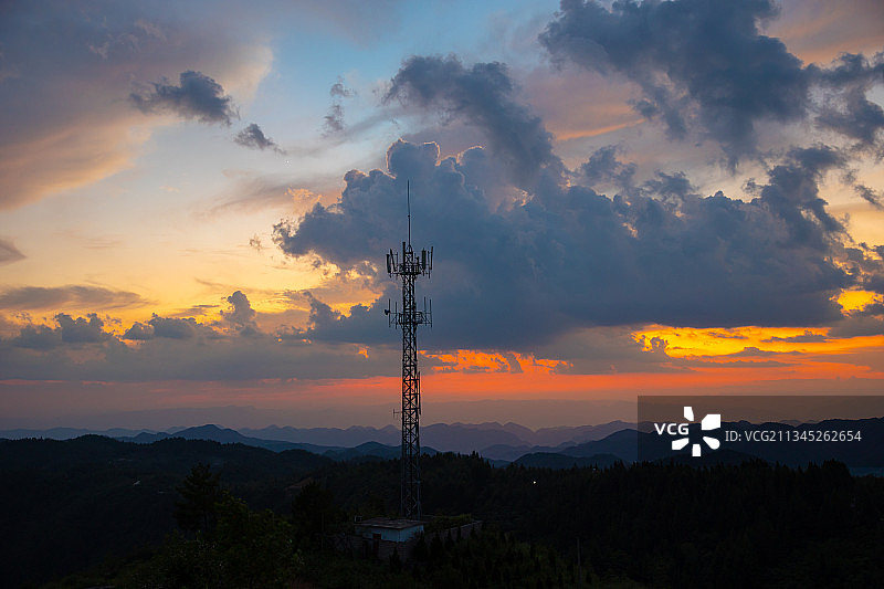 夕阳下的5G信号塔图片素材