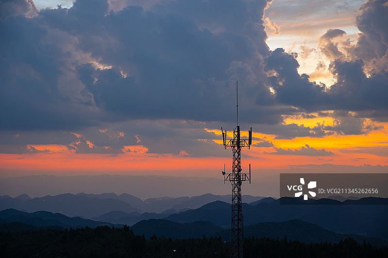 夕阳下的5G信号塔图片素材