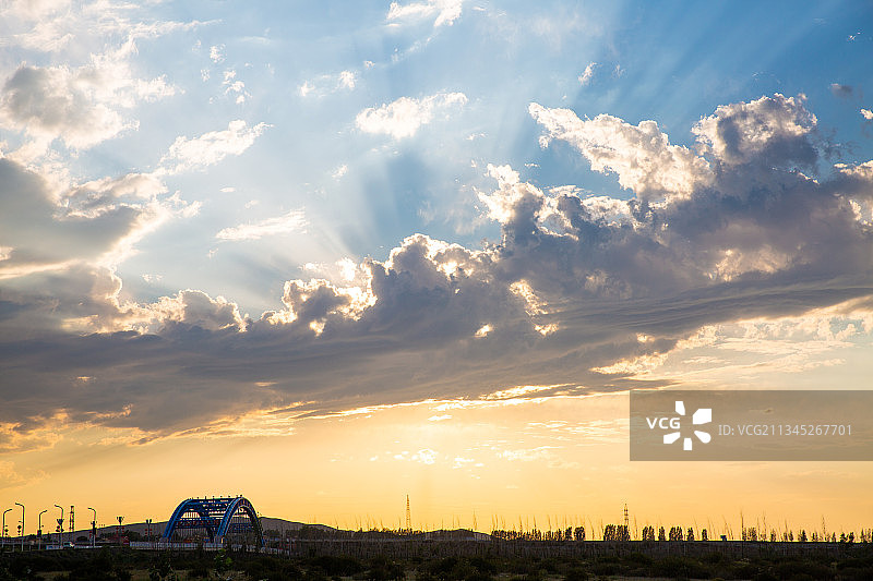 新疆乌鲁木齐县天山峡谷大桥日落风光图片素材