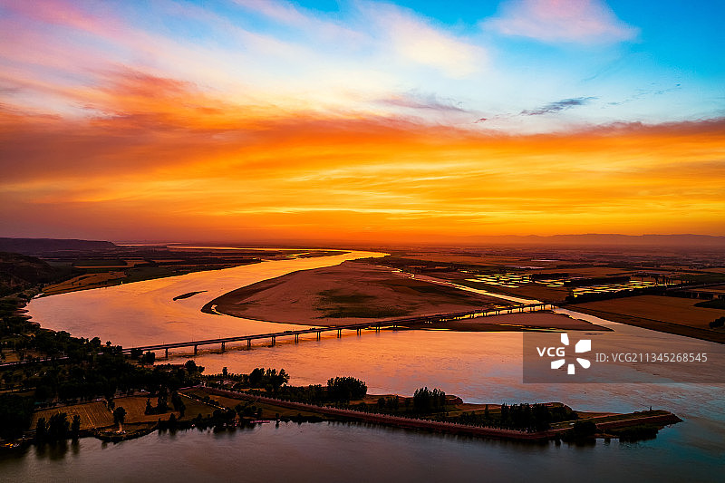 中国河南郑州巩义河洛汇流景区黄河大桥日落航拍图片素材