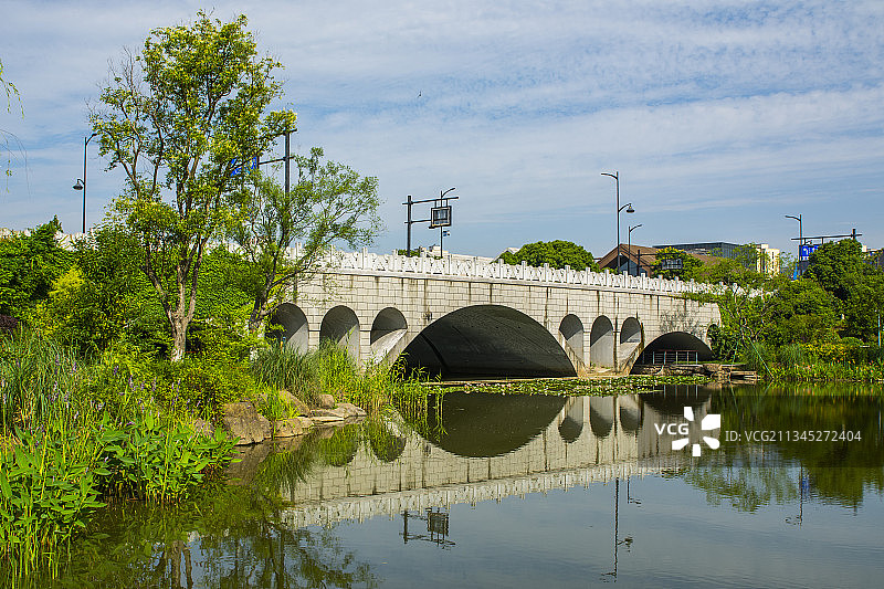 杭州 临平 临平新城 艺尚小镇 东湖公园 仿古拱桥图片素材