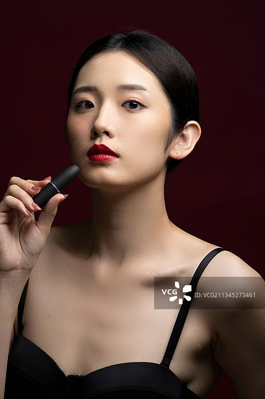 时尚青年女性拿着口红图片素材