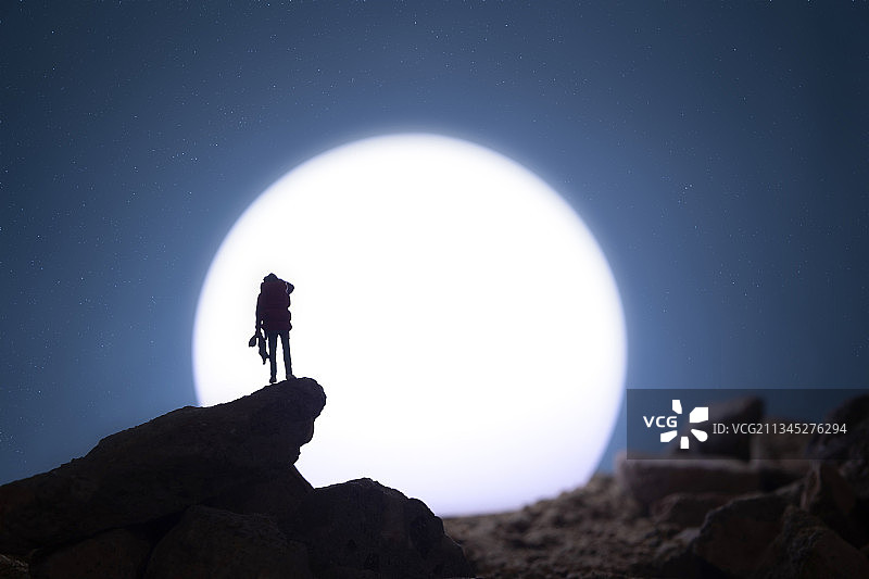 微缩景观创意背包客来到城市崩塌世界末日地方图片素材