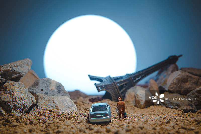 微缩景观创意男人开车来到被毁灭的城市图片素材