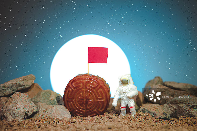 微缩景观创意宇航员在火星上的月饼插旗祝福祖国图片素材