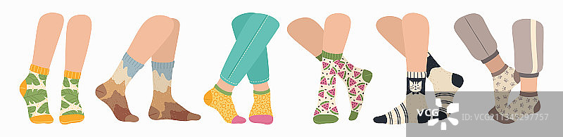 穿着时尚袜子的男女的腿图片素材