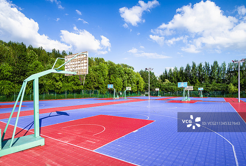 吉林大学前卫校区蓝球场篮球架运动器材图片素材