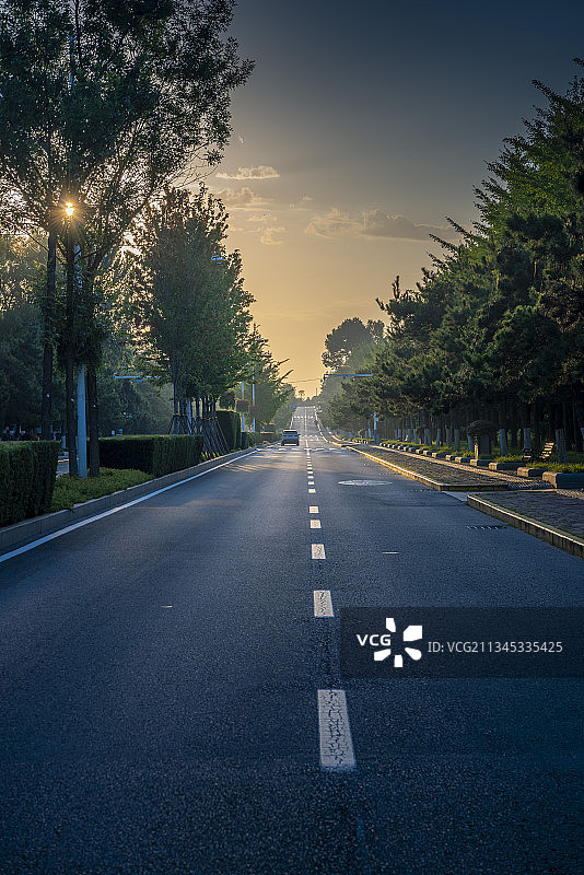 一缕阳光照在清晨的马路上图片素材