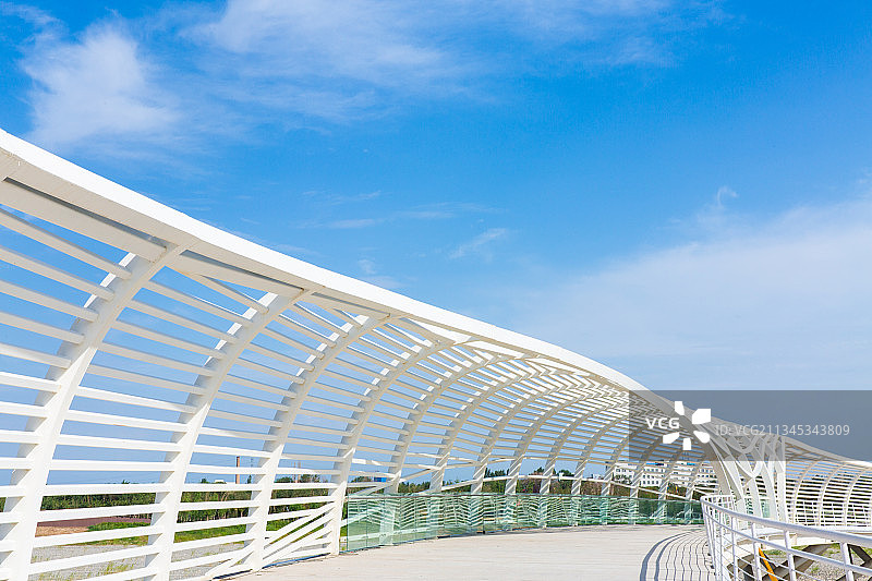 新疆昌吉头屯河森林公园观景桥图片素材