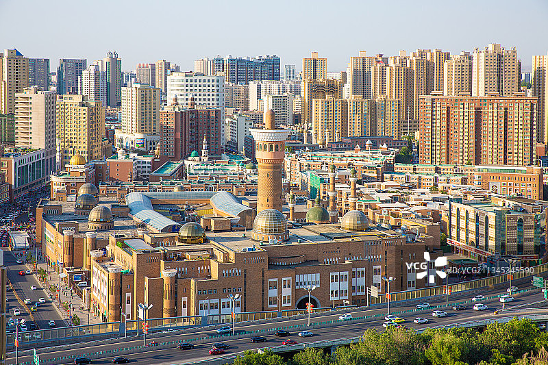 新疆乌鲁木齐日落夕阳下的国际大巴扎外环风光图片素材