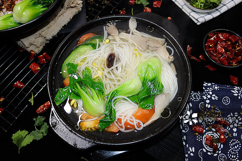 砂锅三鲜米线图片素材