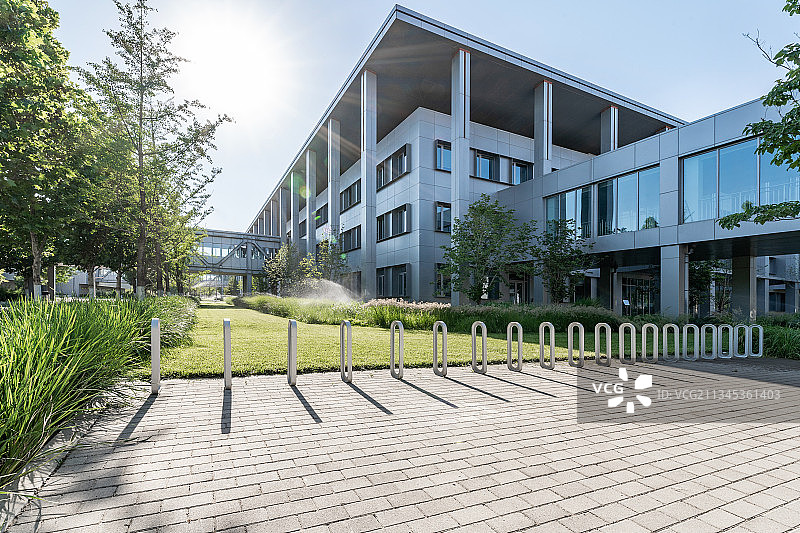 空旷地面和现代化建筑图片素材