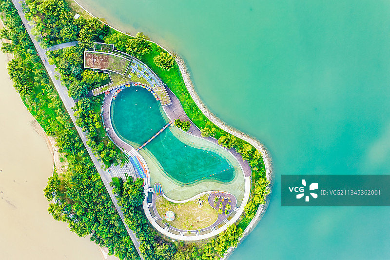 河南郑州郑东新区白沙园区夏日象湖公园葫芦岛户外风光正上方视角图片素材