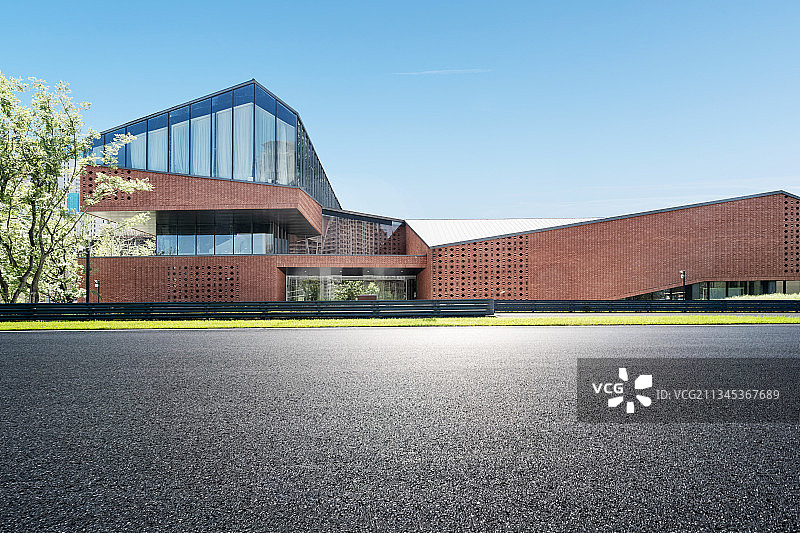 空旷地面和现代建筑图片素材